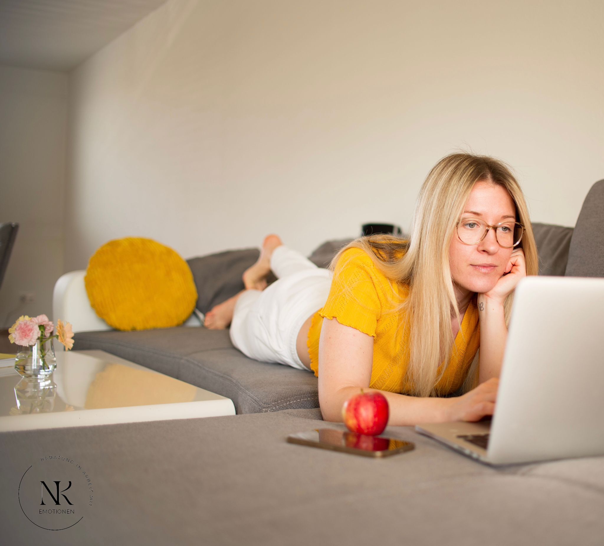 Nadja Knautz can be seen on a couch with a laptop
